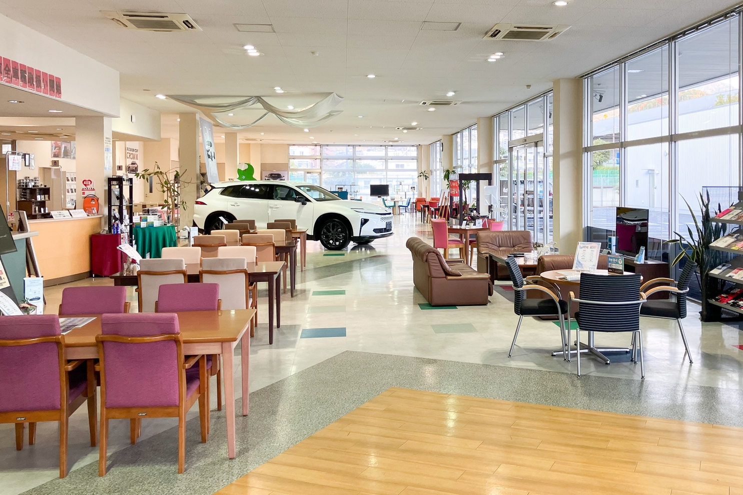 ダイハツ五日市店　店内の写真