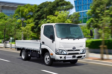 写真はシングルキャブ・2WD・フルジャストロー・木製デッキ・1.6トン積・3.0Lディーゼル車