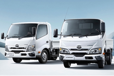 左）ワイドキャブ・2WD・ロングデッキ・フルジャストロー・2.0トン積